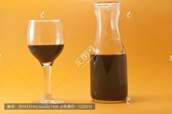 酒瓶和玻璃