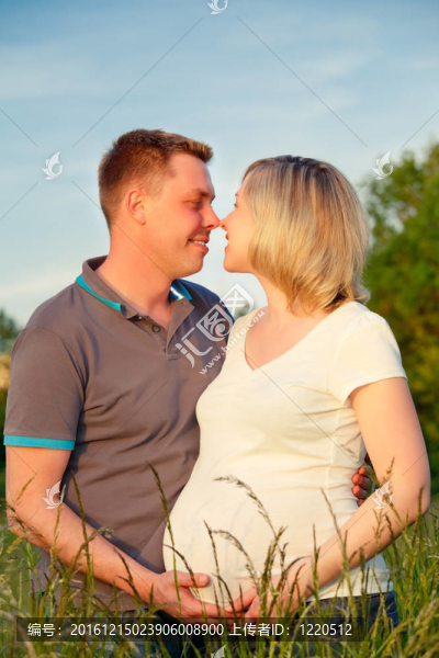 懷孕的夫婦在公園