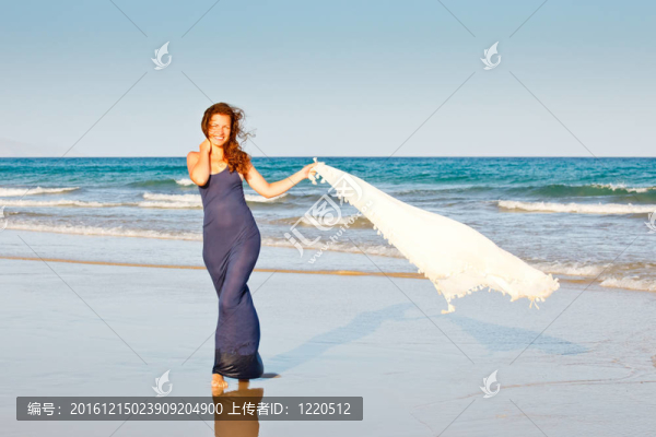 海灘上的年輕女子