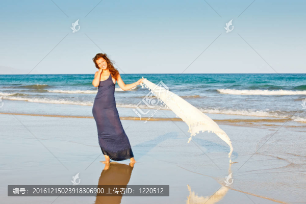 海灘上的年輕女子
