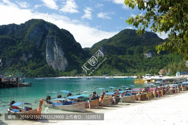 在熱帶海灘的船