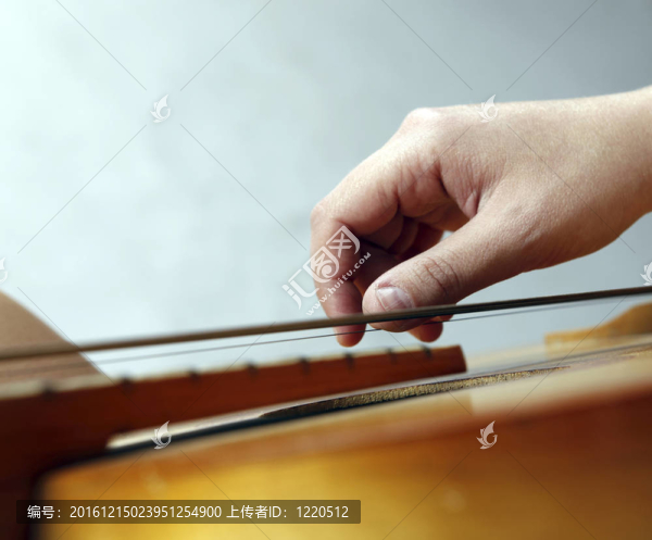 彈吉他
