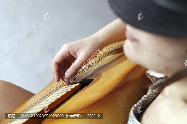 彈吉他
