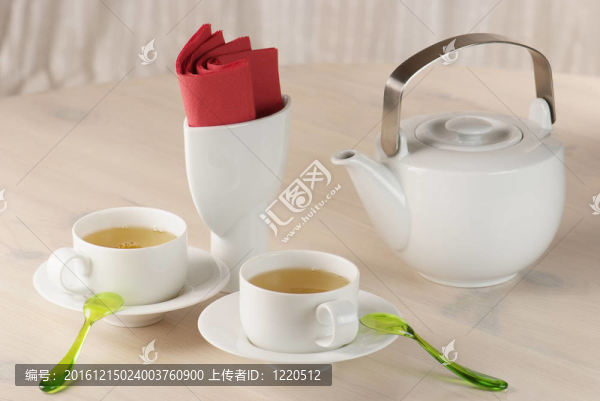 兩杯綠茶，桌上的茶壺