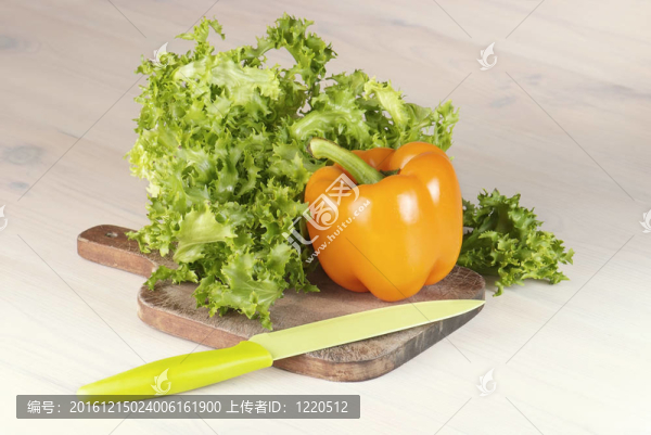 在案板上桌上辣椒和沙拉