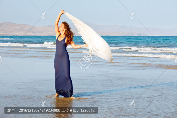 海灘上的年輕女子