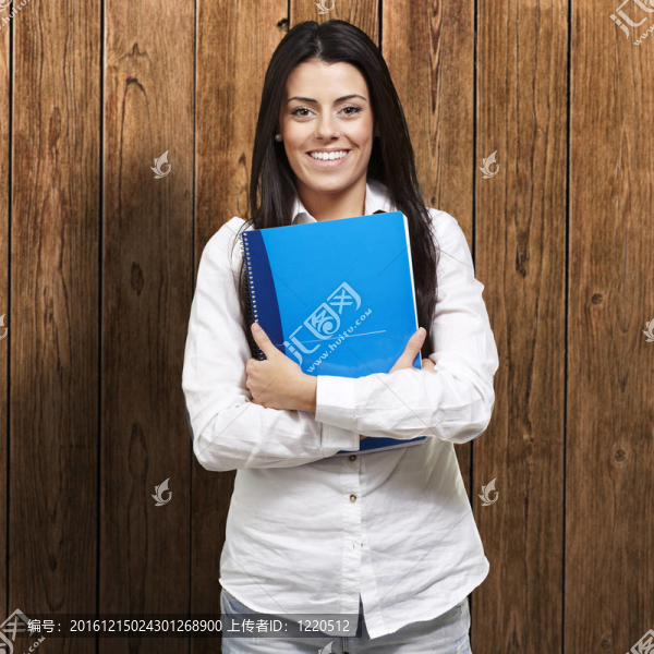 女人拿著筆記本