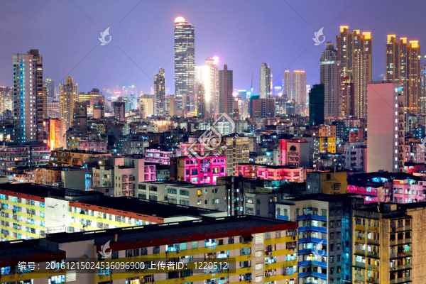 香港在晚上擁擠的建筑物