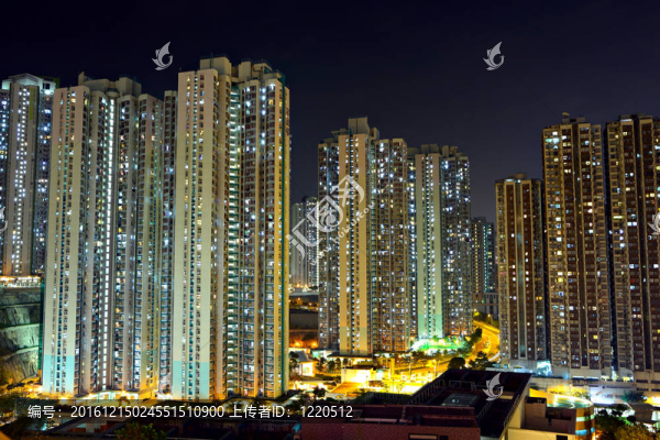 香港在晚上擁擠的建筑物