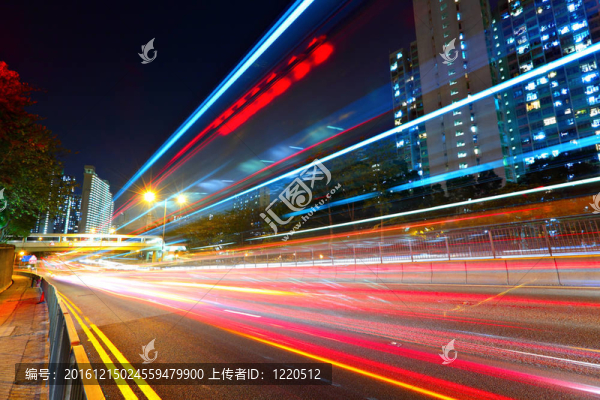 在夜晚的城市交通