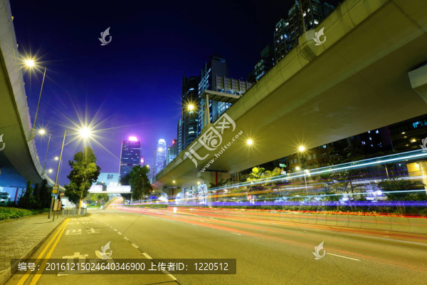 城市公路的光線軌跡