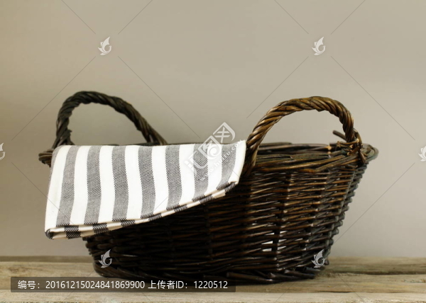 在一個灰色的一個空的柳條筐