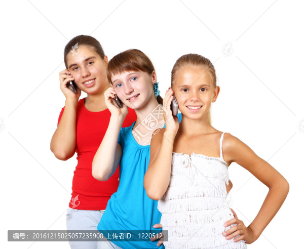 隨著移動(dòng)電話的漂亮的少女