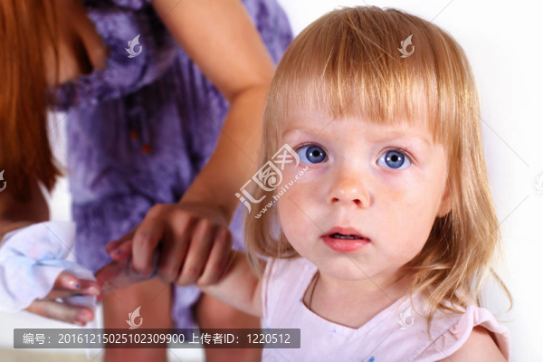 年輕的母親和小女兒
