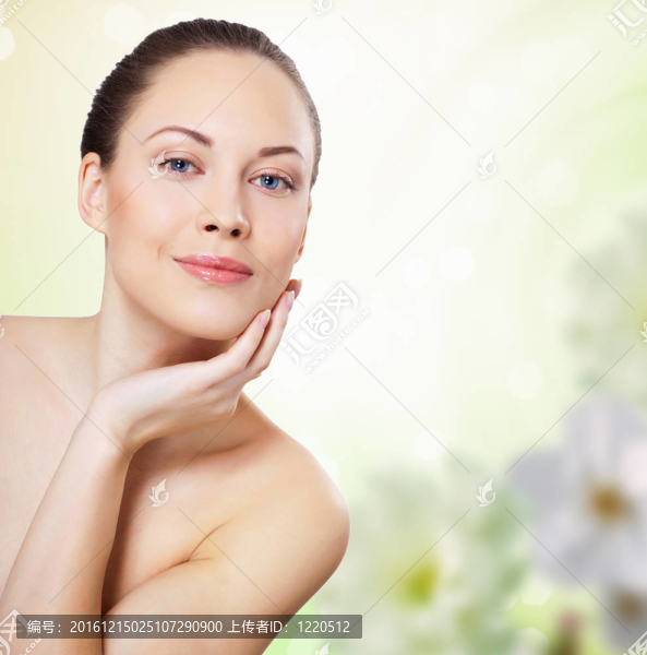 花在背景的年輕女人