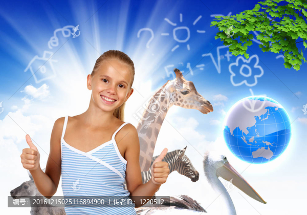 微笑在綠色草地上的女孩