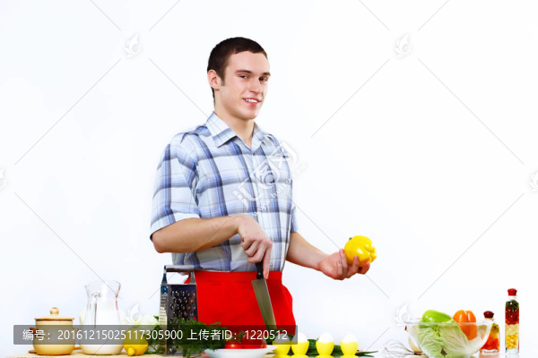 男人在家做飯吃飯