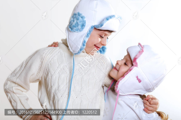 孩子在冬天穿對白色背景