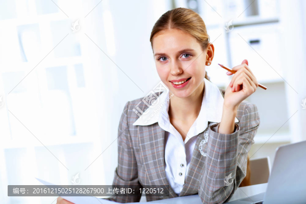 在辦公業(yè)務(wù)的女人