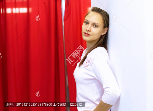 在服裝店購物