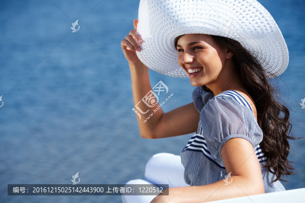 姑娘在海邊