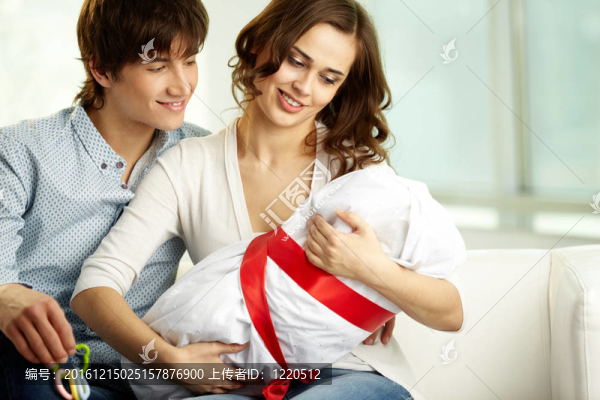 抱著嬰兒