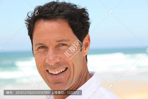 人在海邊的微笑。
