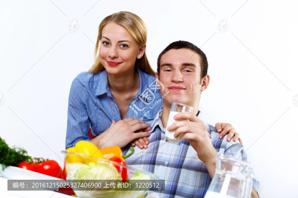 丈夫和妻子一起在家里做飯
