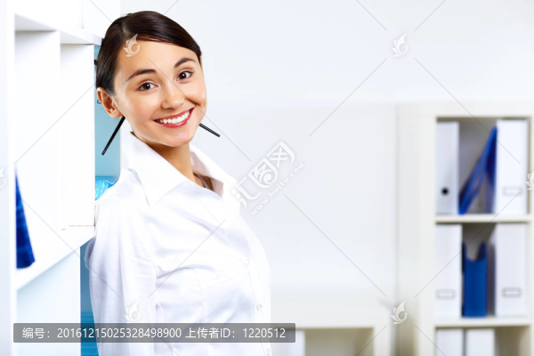 在辦公業(yè)務穿的年輕女子