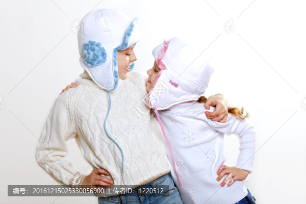 孩子在冬天穿對白色背景