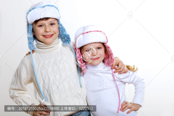 孩子在冬天穿對白色背景