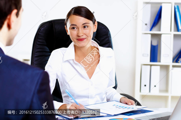 在辦公業(yè)務(wù)穿的年輕女子