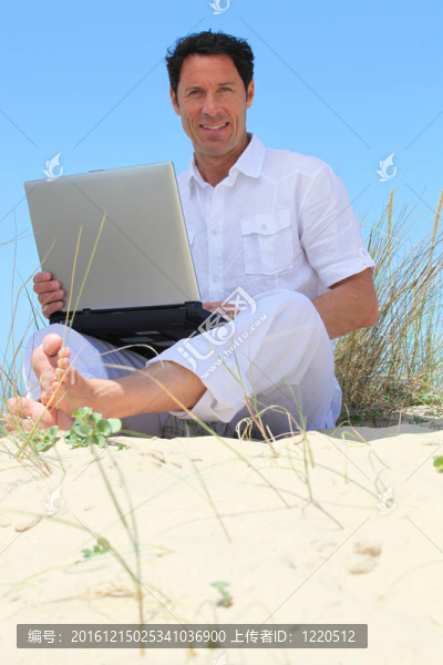 男人坐在電腦