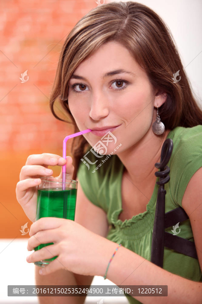 女人喝薄荷飲料