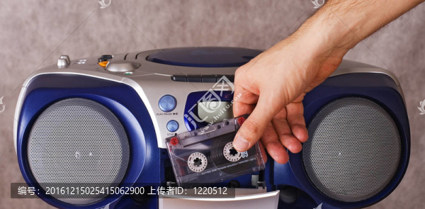 插入磁帶到磁帶錄音機