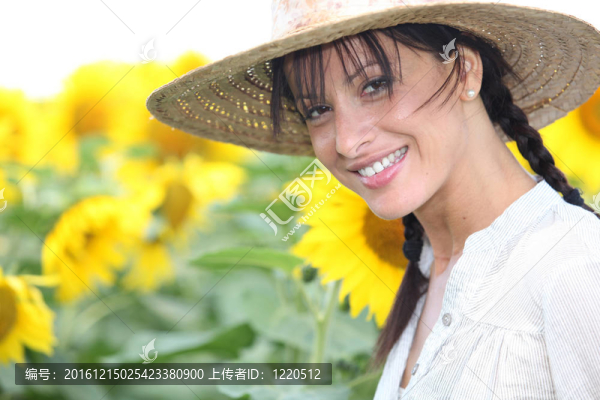 在向日葵田在草帽的女人