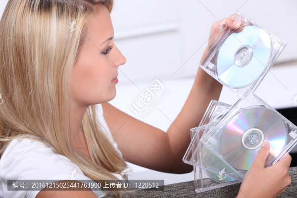 十幾歲的女孩看CD