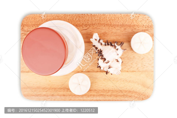 奶油瓶SPA圖片；兩支蠟燭和殼
