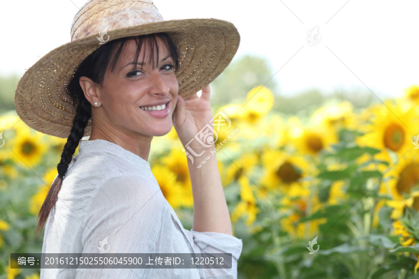 在向日葵田的年輕女子