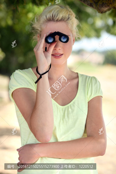 金發(fā)女孩用雙筒望遠鏡
