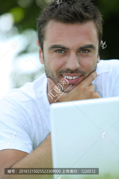 男人摸著下巴，看著他的筆記本電腦