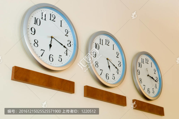 排在不同時間的鐘