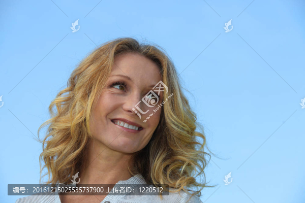 金發(fā)女人微笑