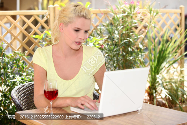 年輕的女人在后院放松