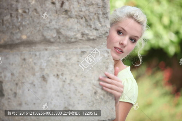 金發(fā)女郎打捉迷藏