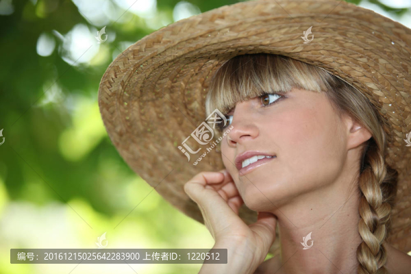 女人戴著草帽
