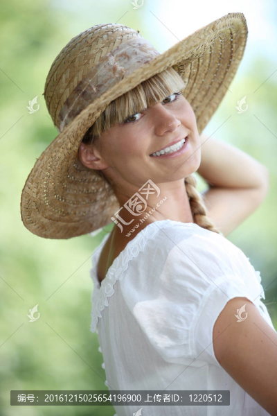 女人帶著草帽