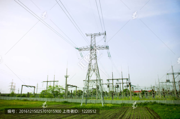 在藍(lán)色的天空背景下電塔