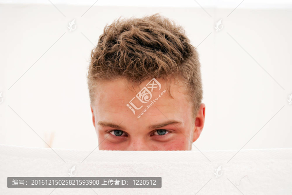 害羞的男孩用毛巾