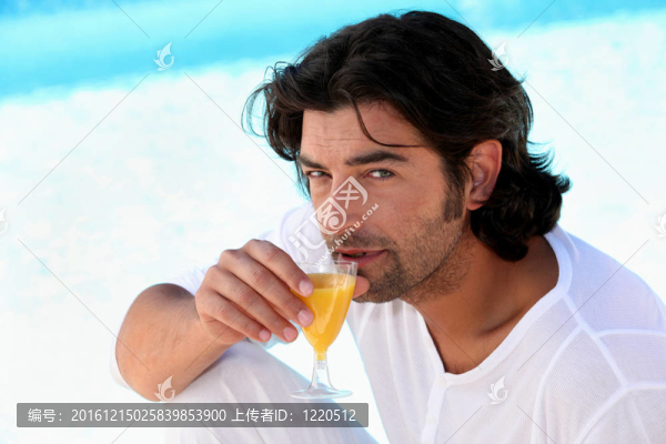 男人喝橙汁